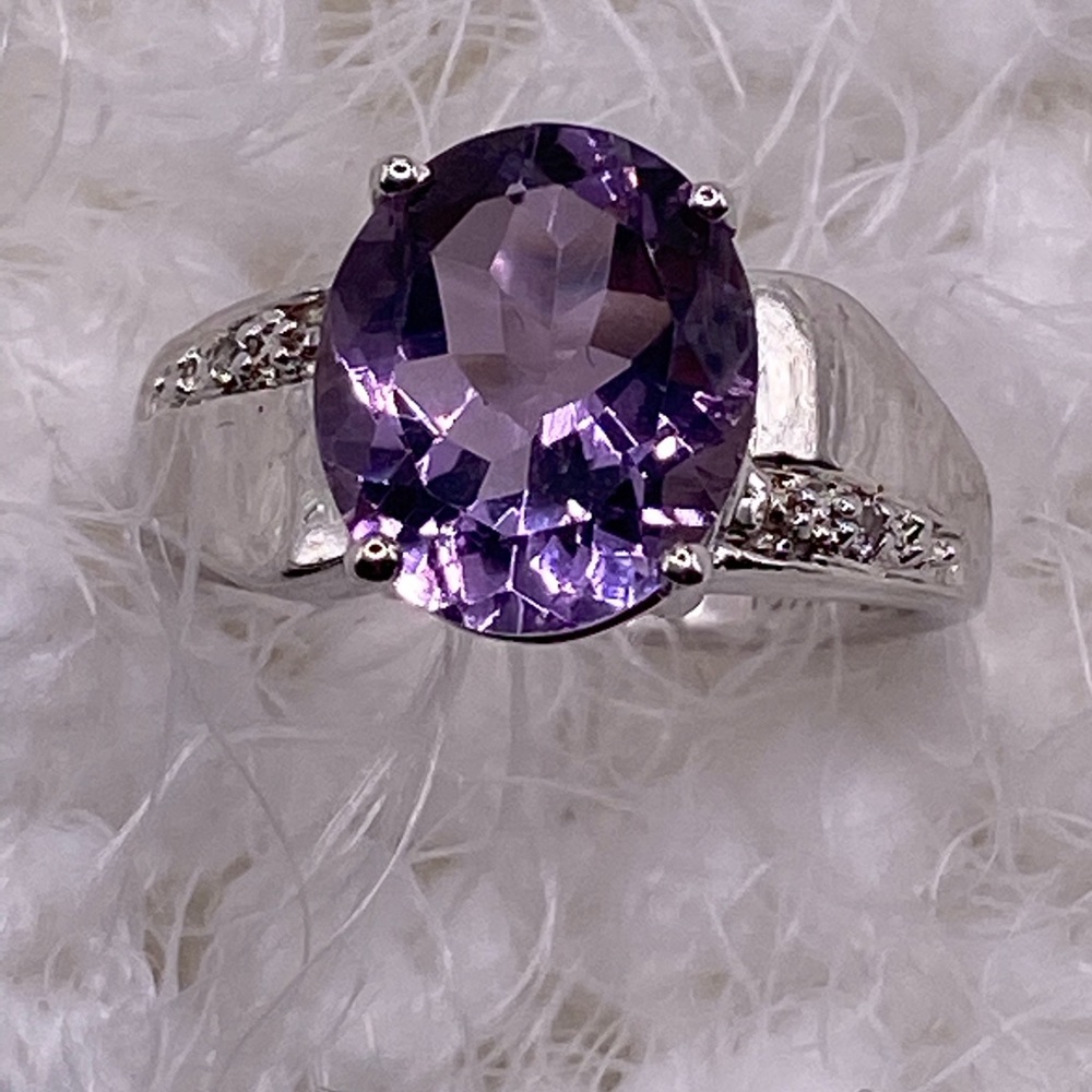 Amethyst & white topaz ring